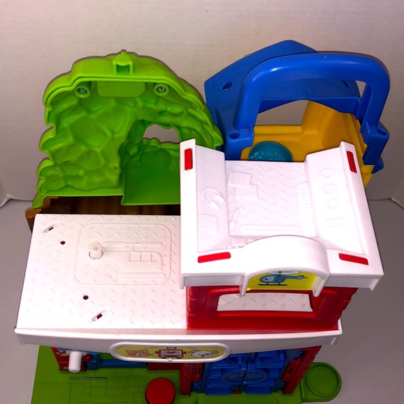 Fisher Price Little People Animal Rescue Adoption Center Playset Toy Incomplete - Picture 5 of 7